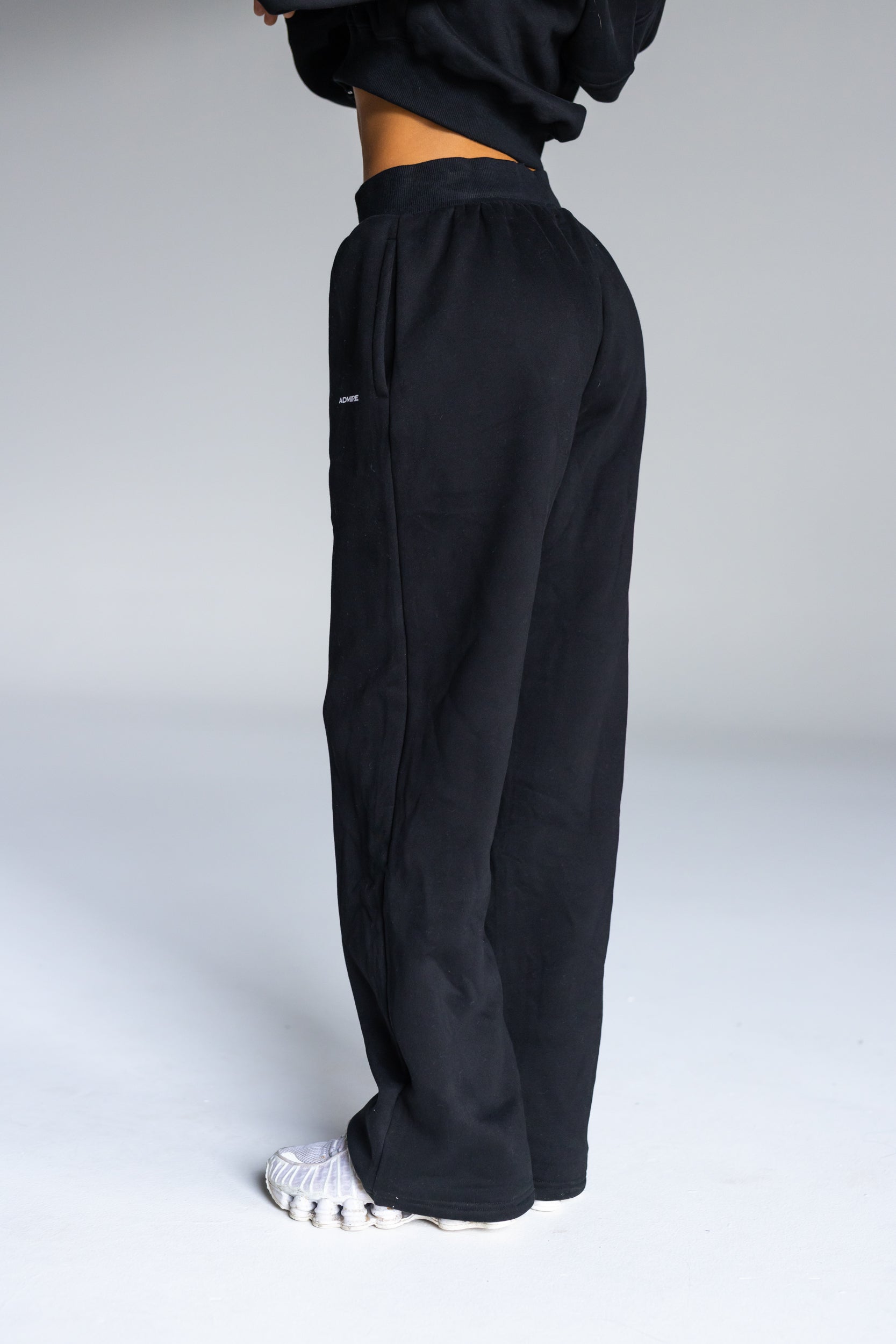 STRAIGHT LEG SWEATPANTS - BLACK